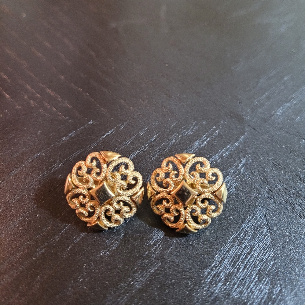 Vintage Goldtone Clip On Earrings